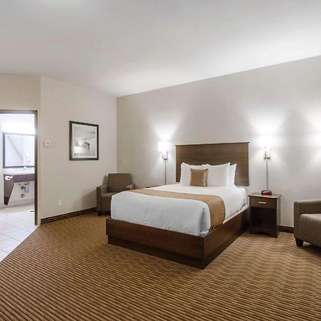 Quality Inn & Suites Estevan Extérieur photo