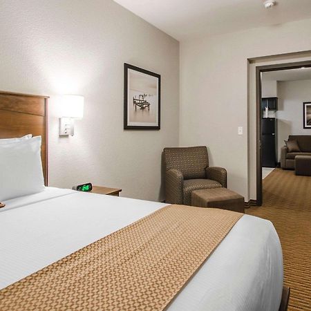 Quality Inn & Suites Estevan Extérieur photo