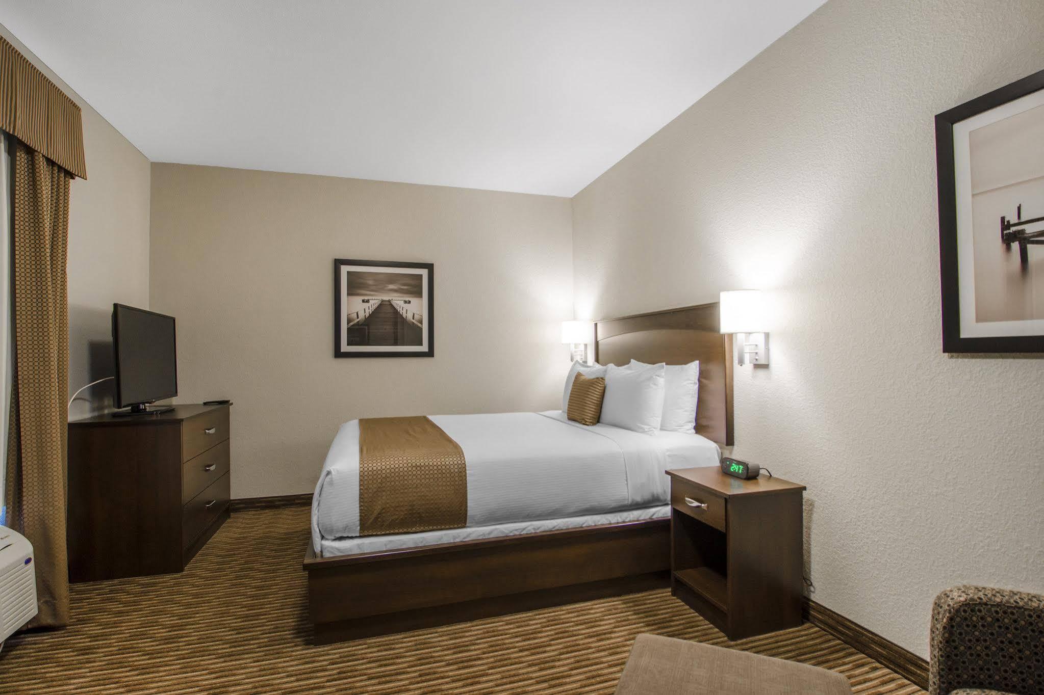 Quality Inn & Suites Estevan Extérieur photo