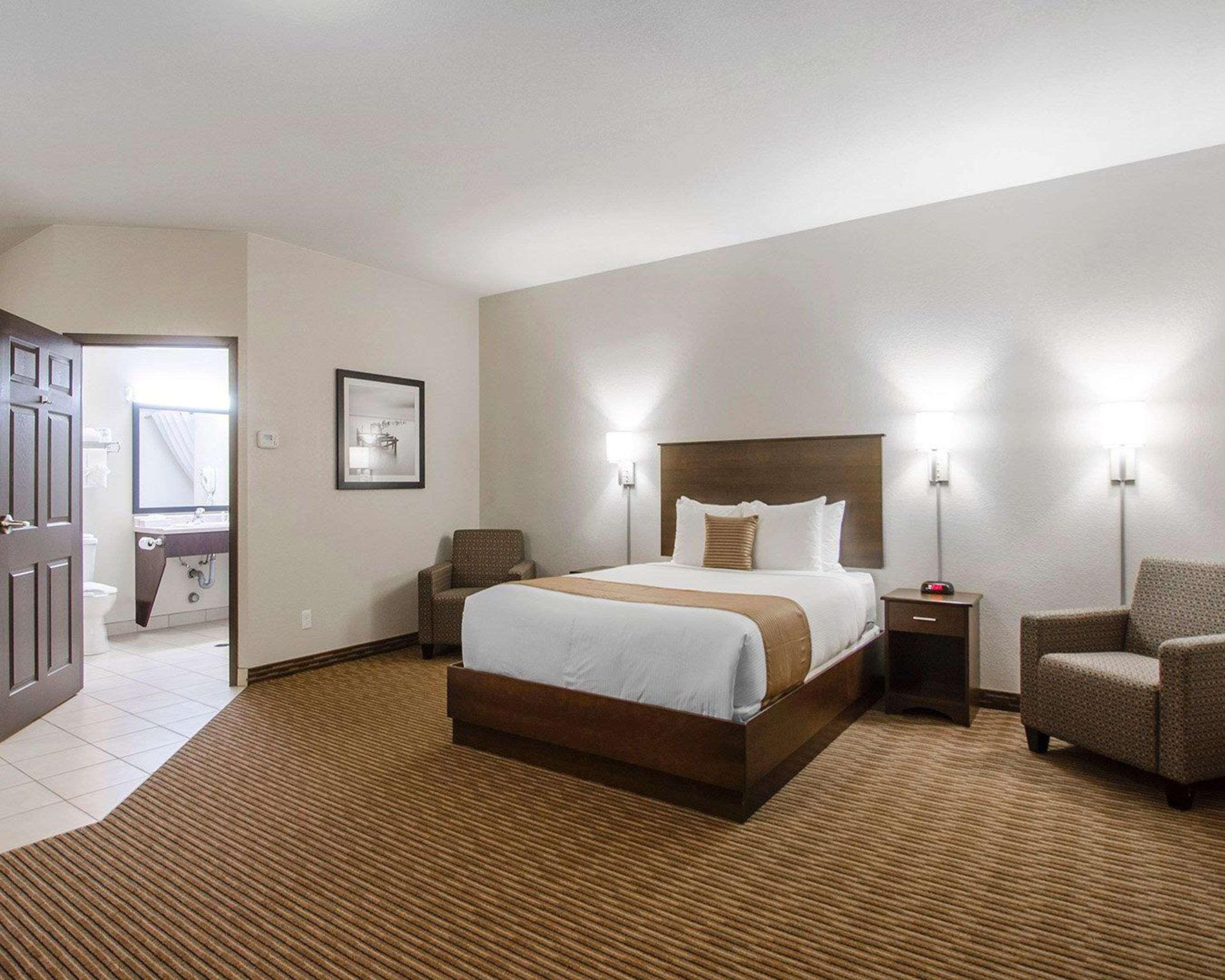 Quality Inn & Suites Estevan Extérieur photo