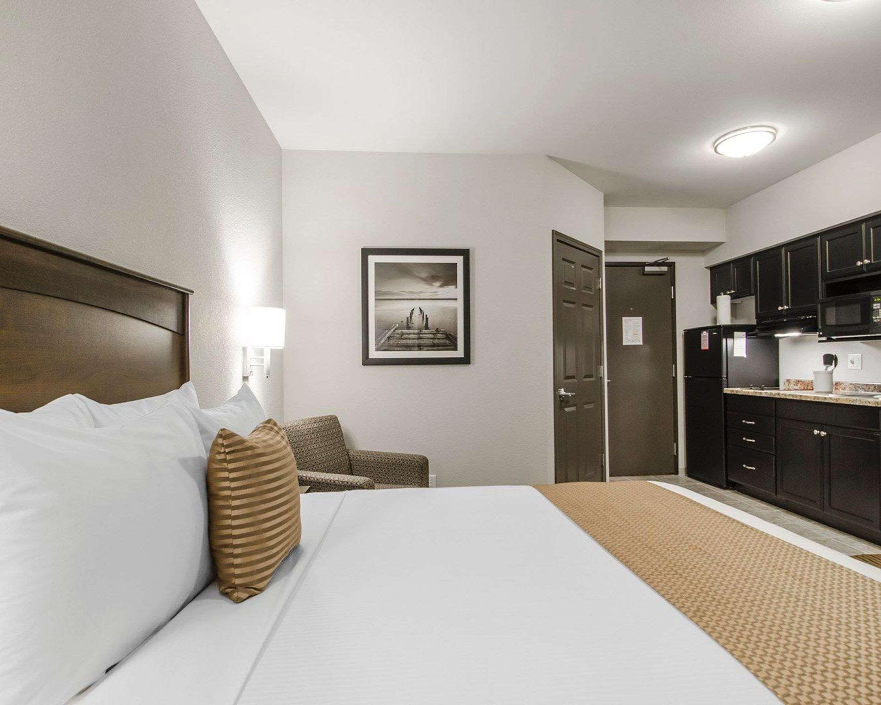 Quality Inn & Suites Estevan Extérieur photo