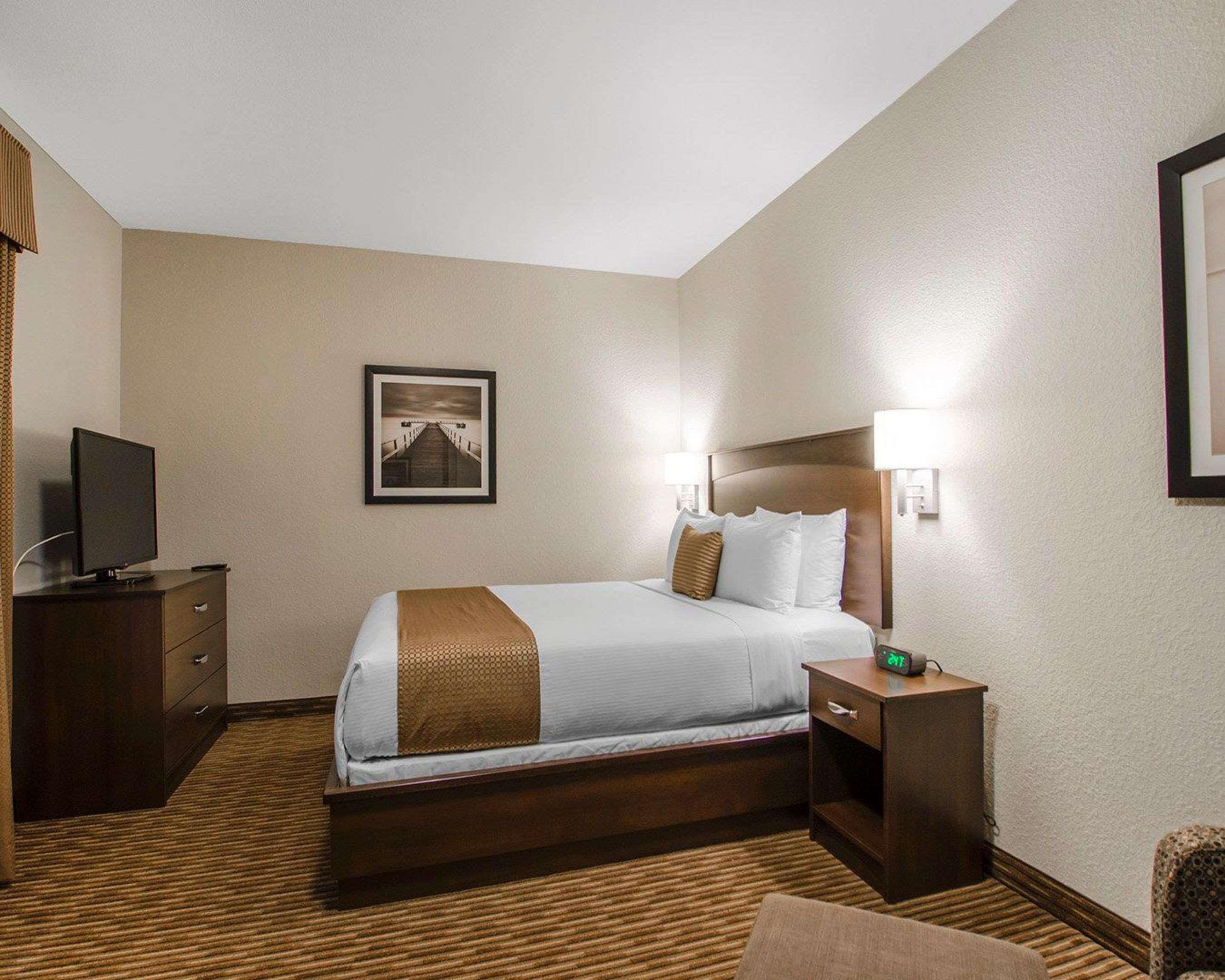 Quality Inn & Suites Estevan Extérieur photo