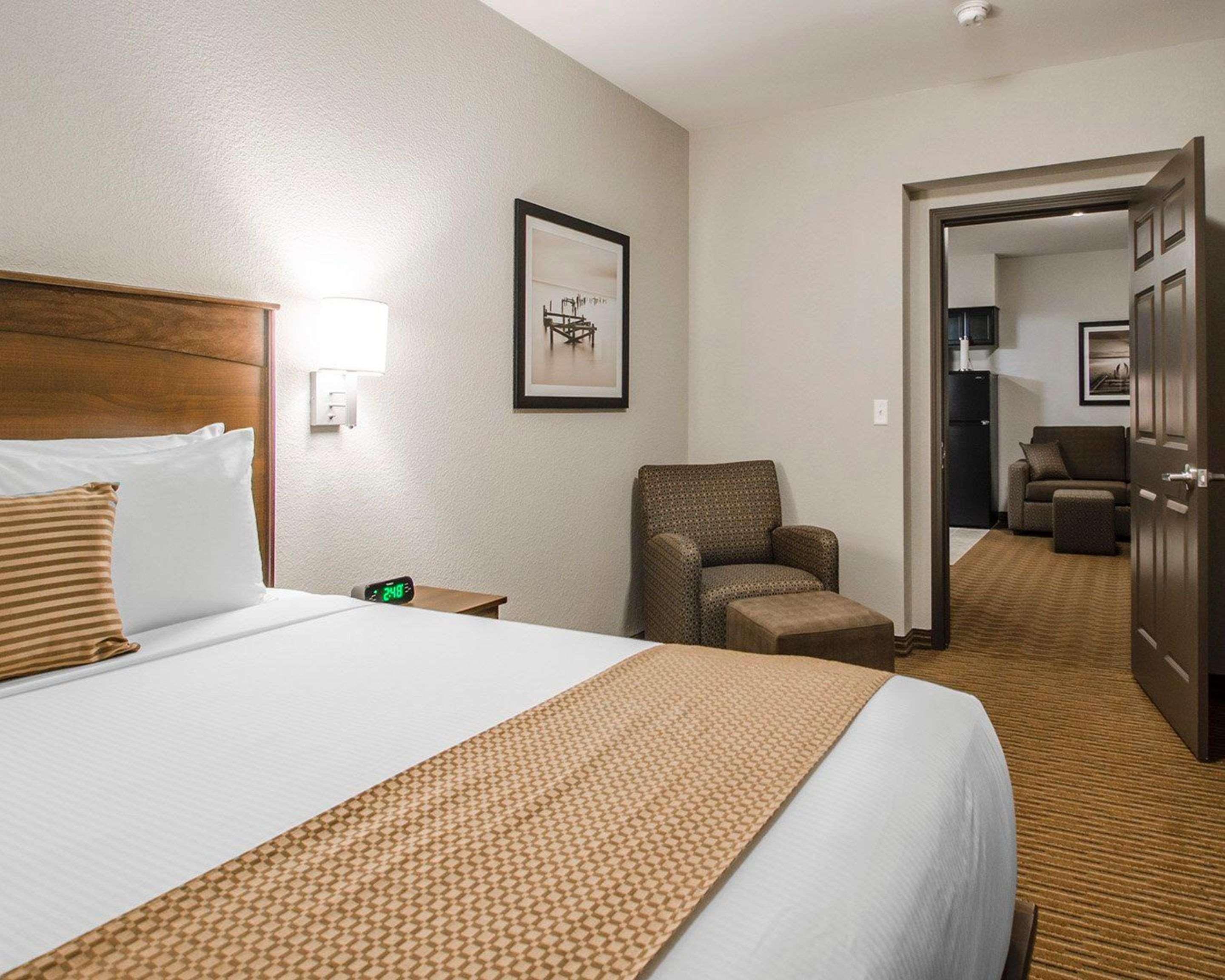 Quality Inn & Suites Estevan Extérieur photo