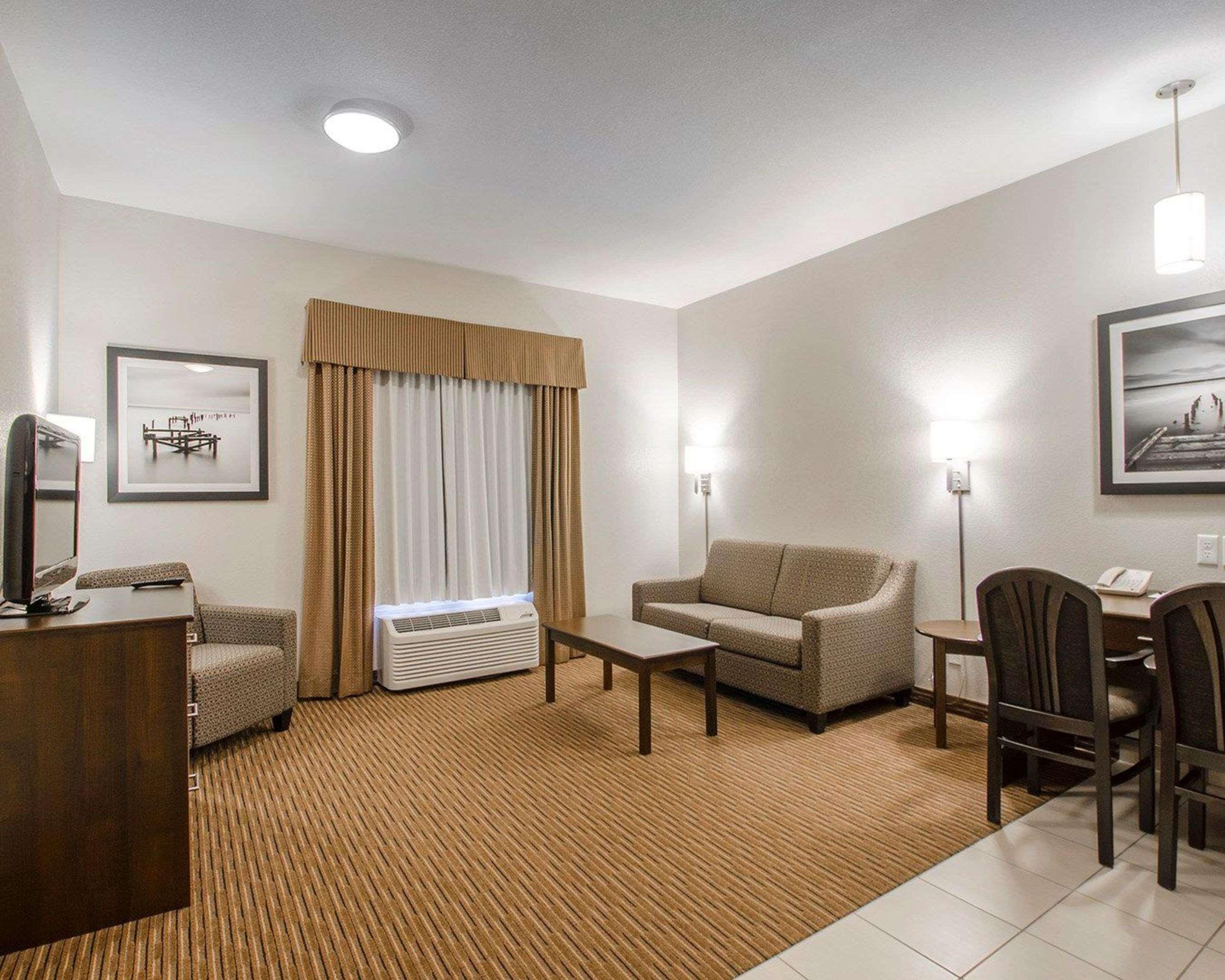 Quality Inn & Suites Estevan Extérieur photo