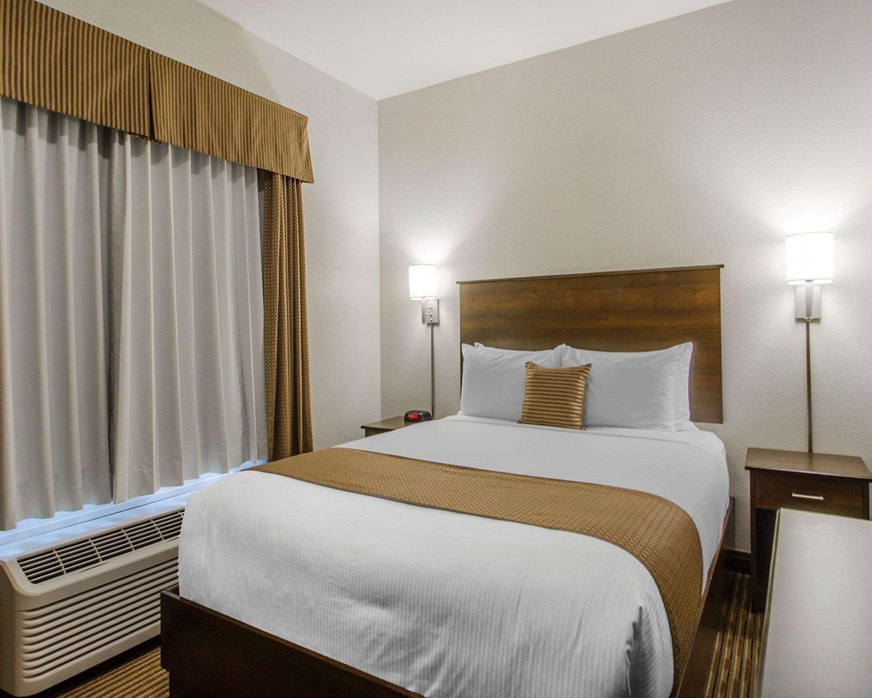 Quality Inn & Suites Estevan Extérieur photo