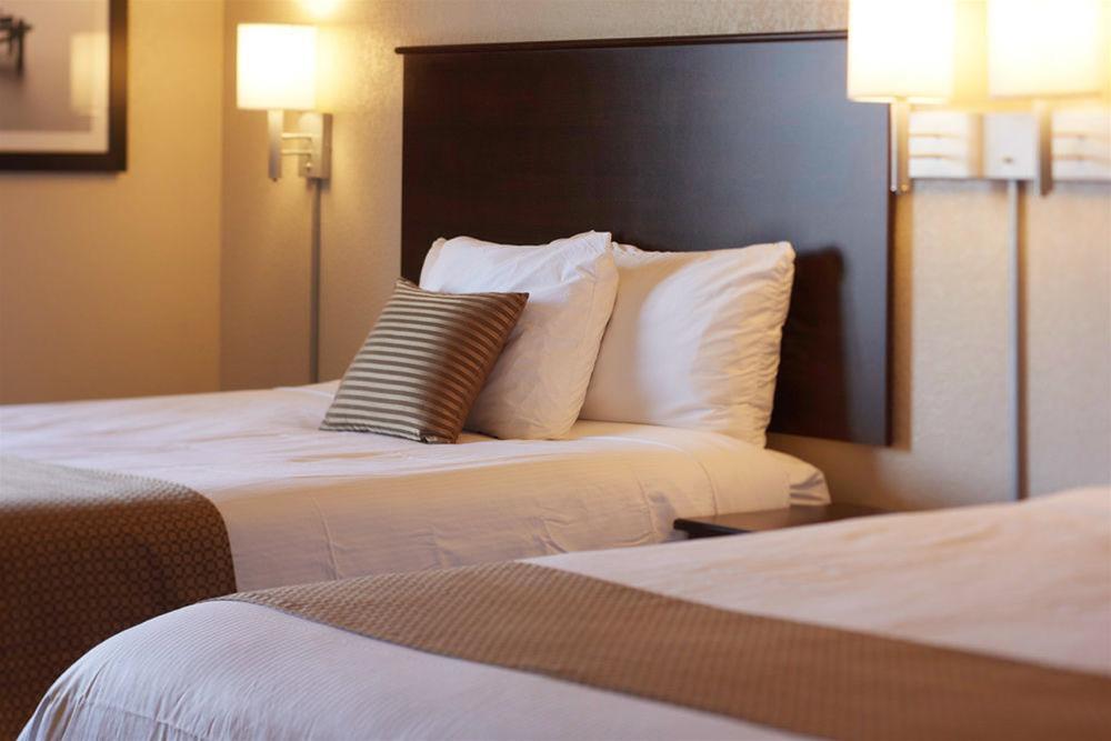Quality Inn & Suites Estevan Extérieur photo