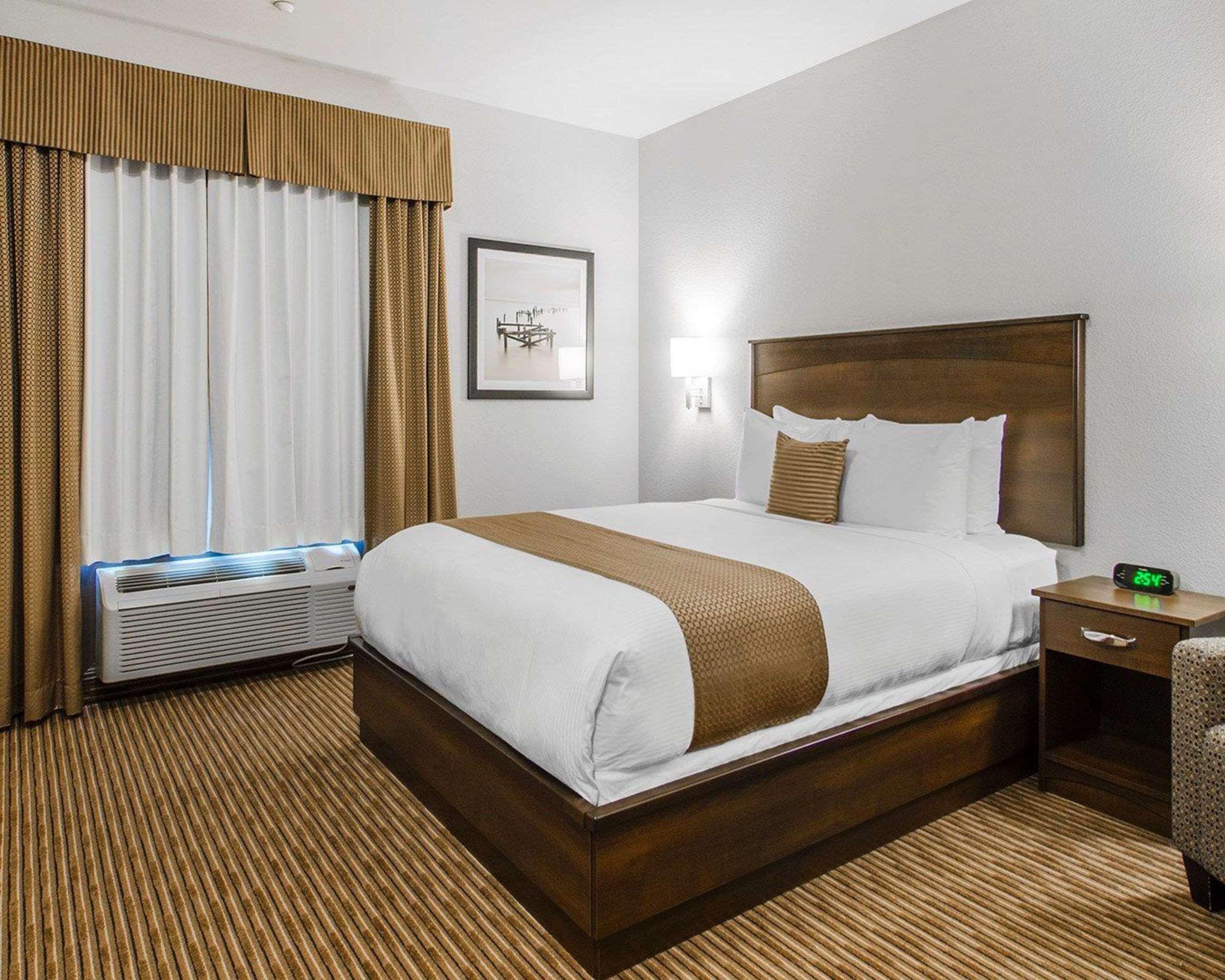 Quality Inn & Suites Estevan Extérieur photo