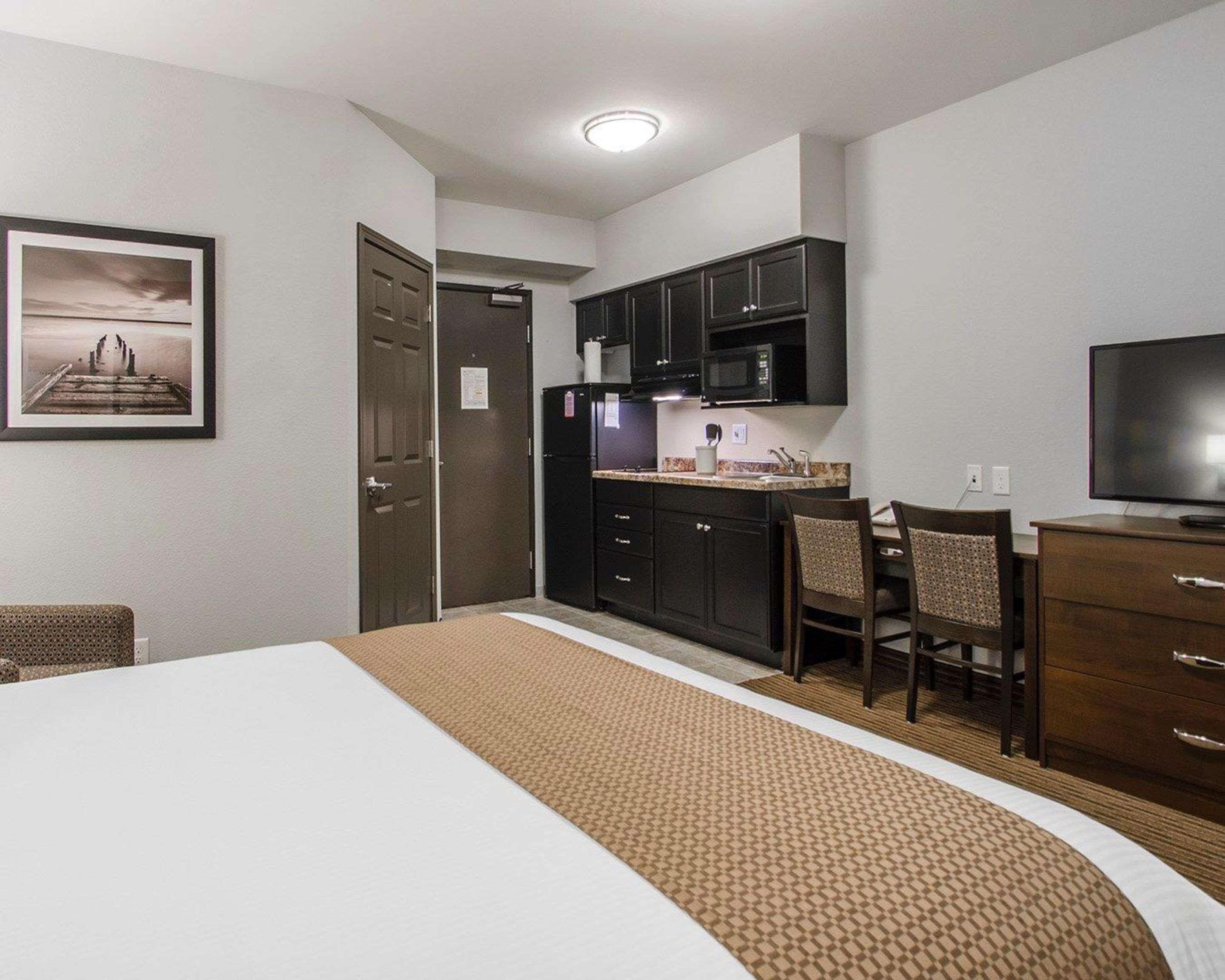Quality Inn & Suites Estevan Extérieur photo