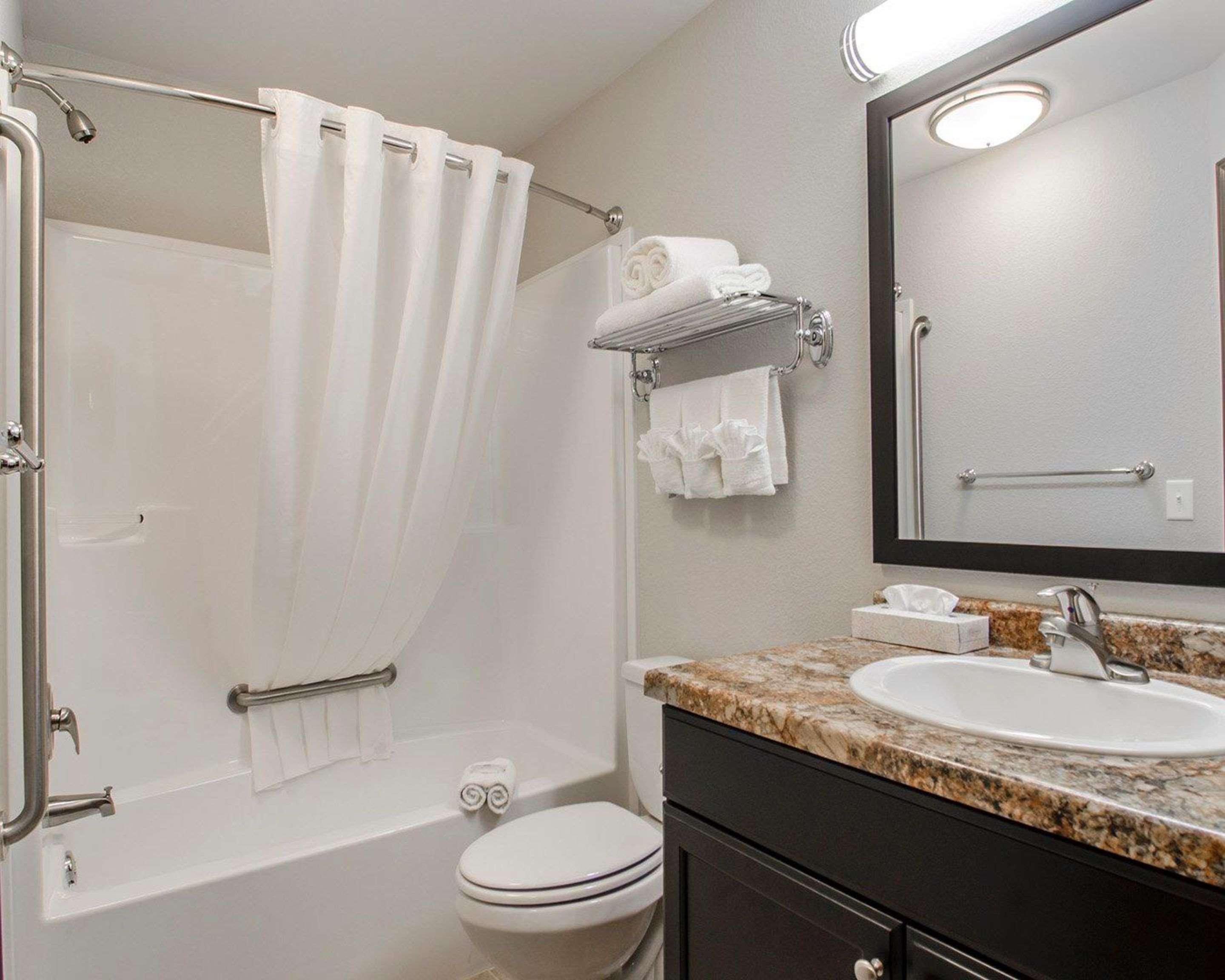 Quality Inn & Suites Estevan Extérieur photo