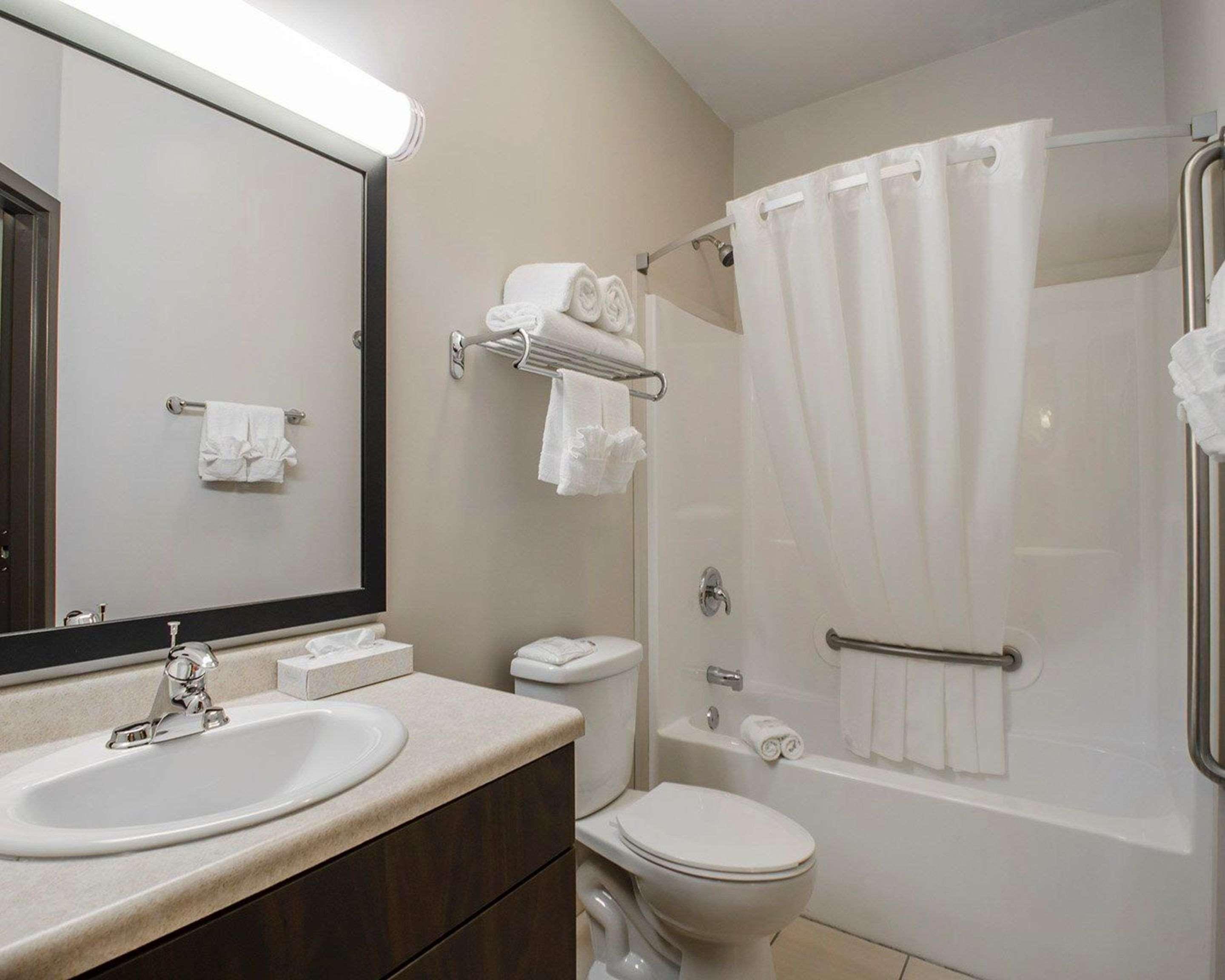 Quality Inn & Suites Estevan Extérieur photo