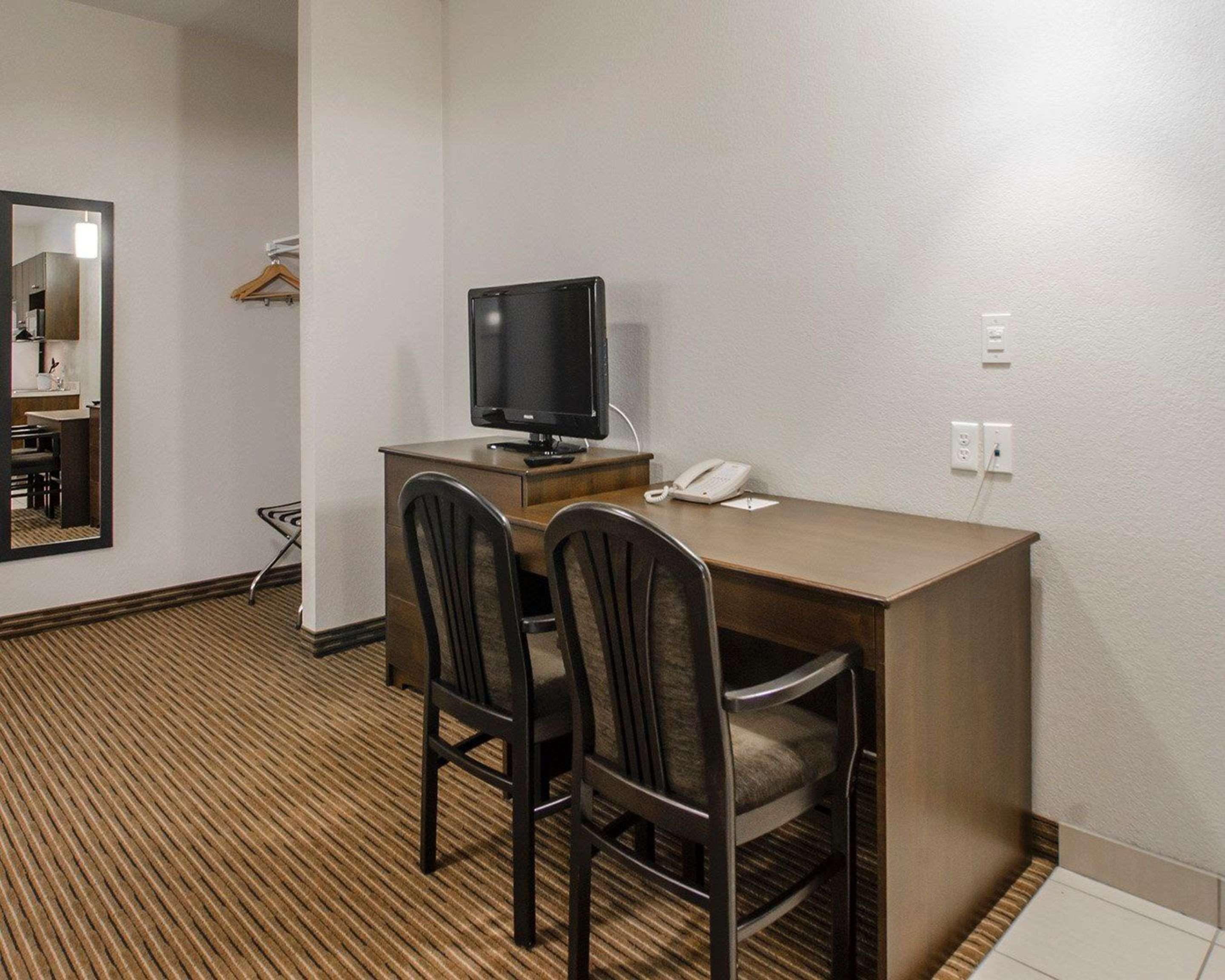 Quality Inn & Suites Estevan Extérieur photo