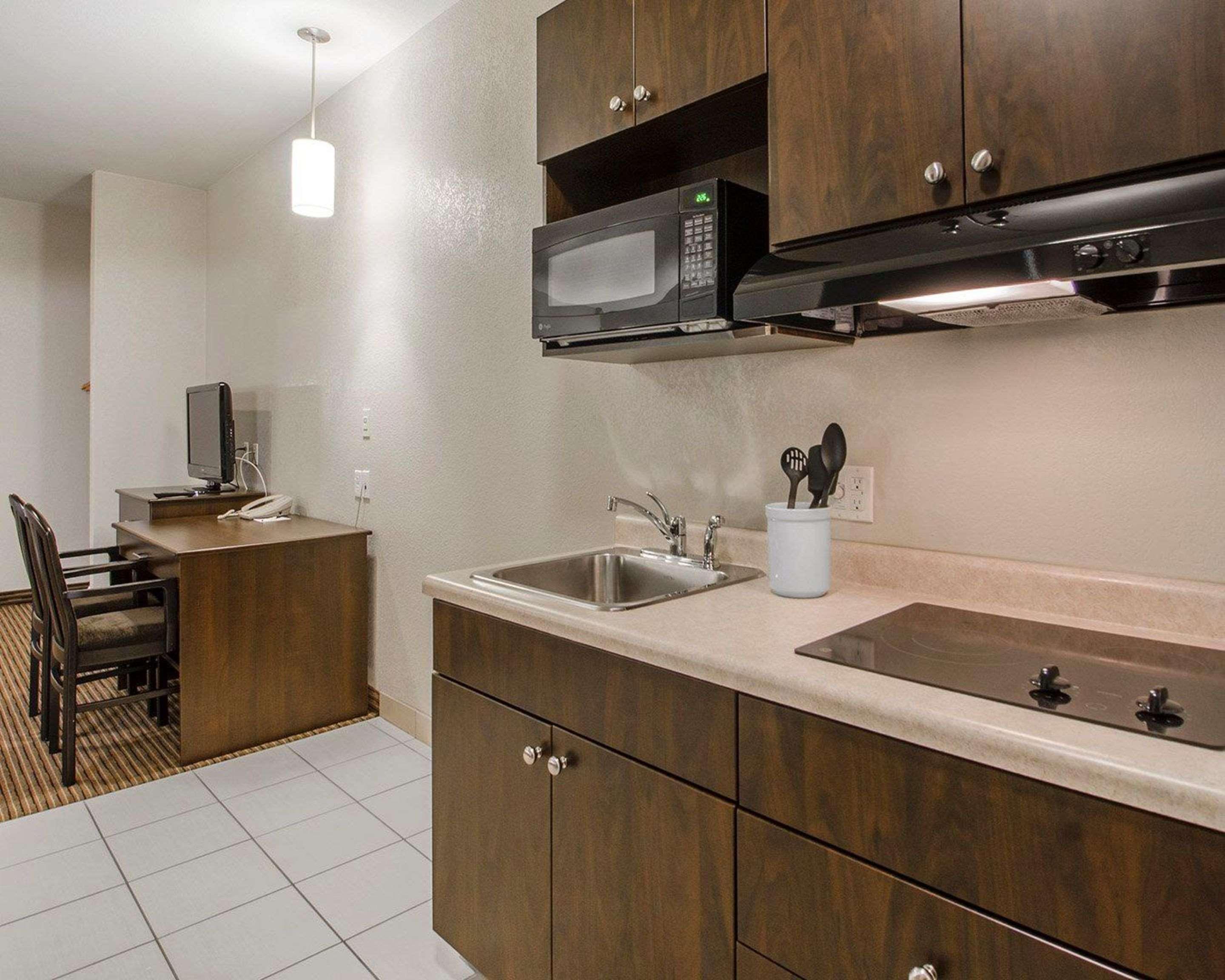 Quality Inn & Suites Estevan Extérieur photo