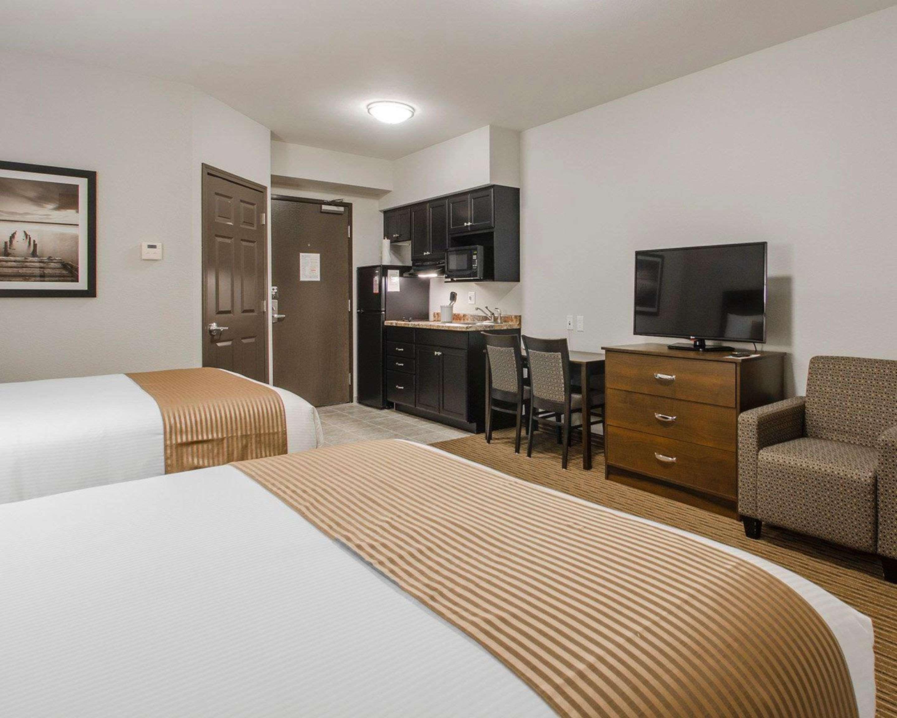 Quality Inn & Suites Estevan Extérieur photo