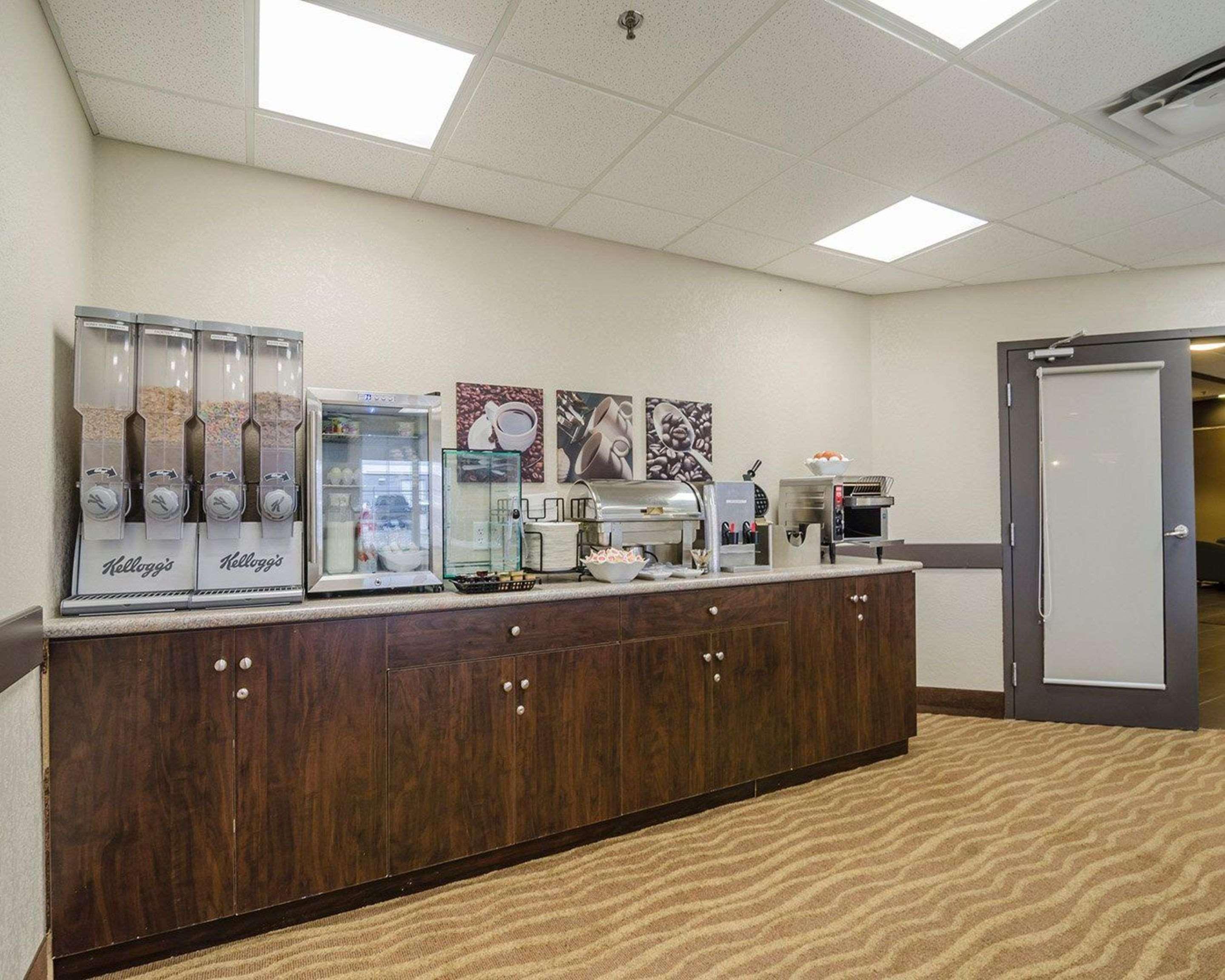 Quality Inn & Suites Estevan Extérieur photo