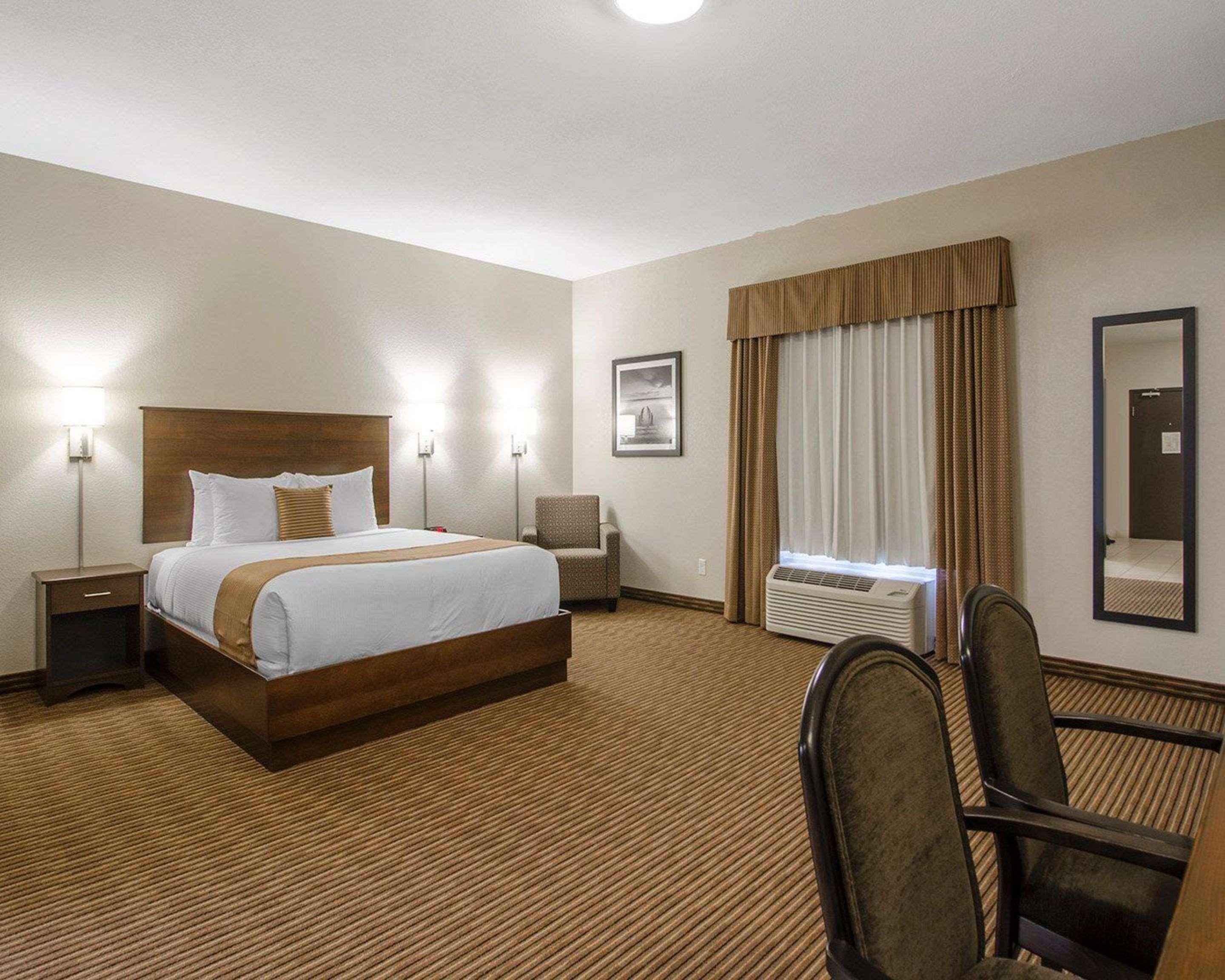 Quality Inn & Suites Estevan Extérieur photo