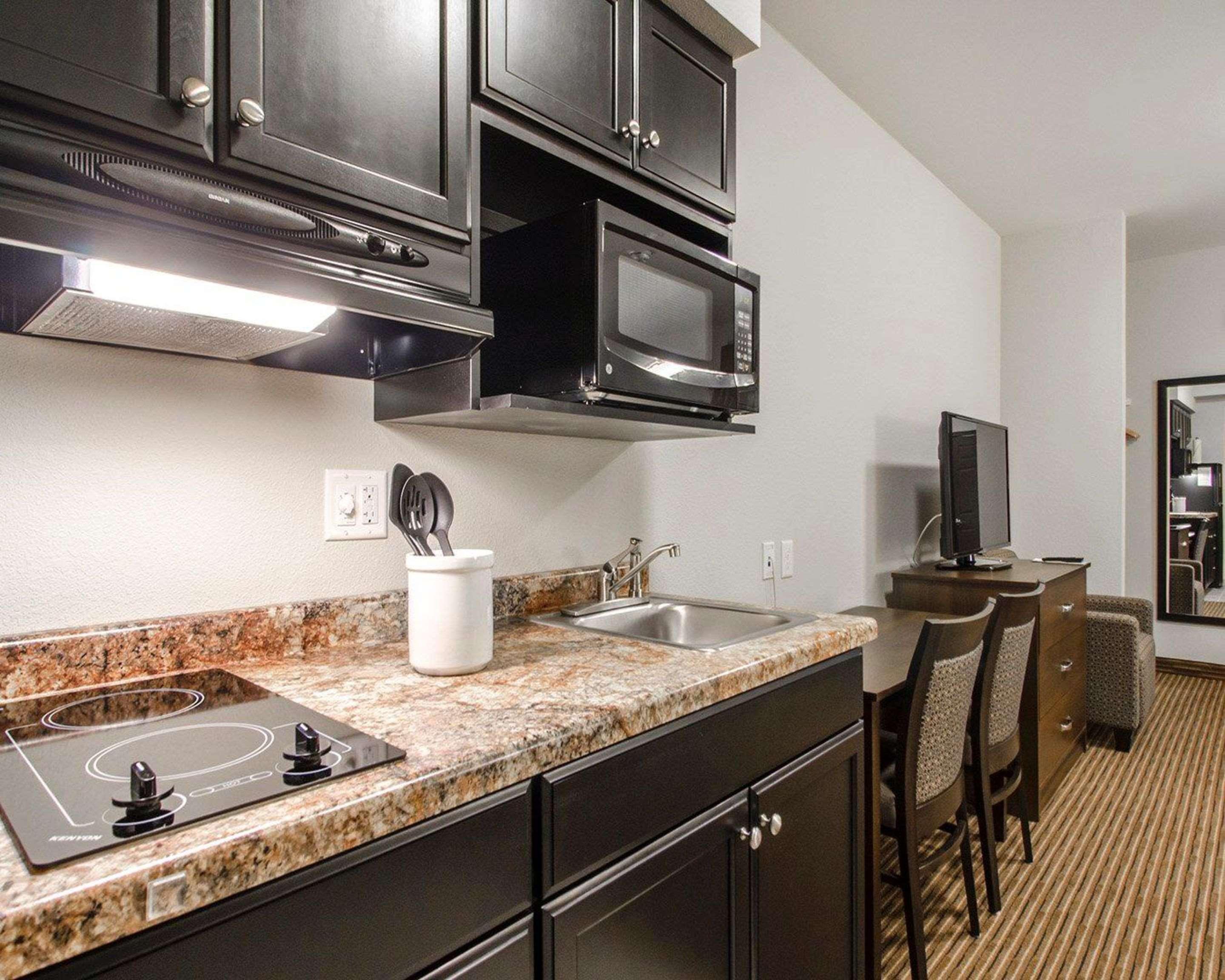 Quality Inn & Suites Estevan Extérieur photo