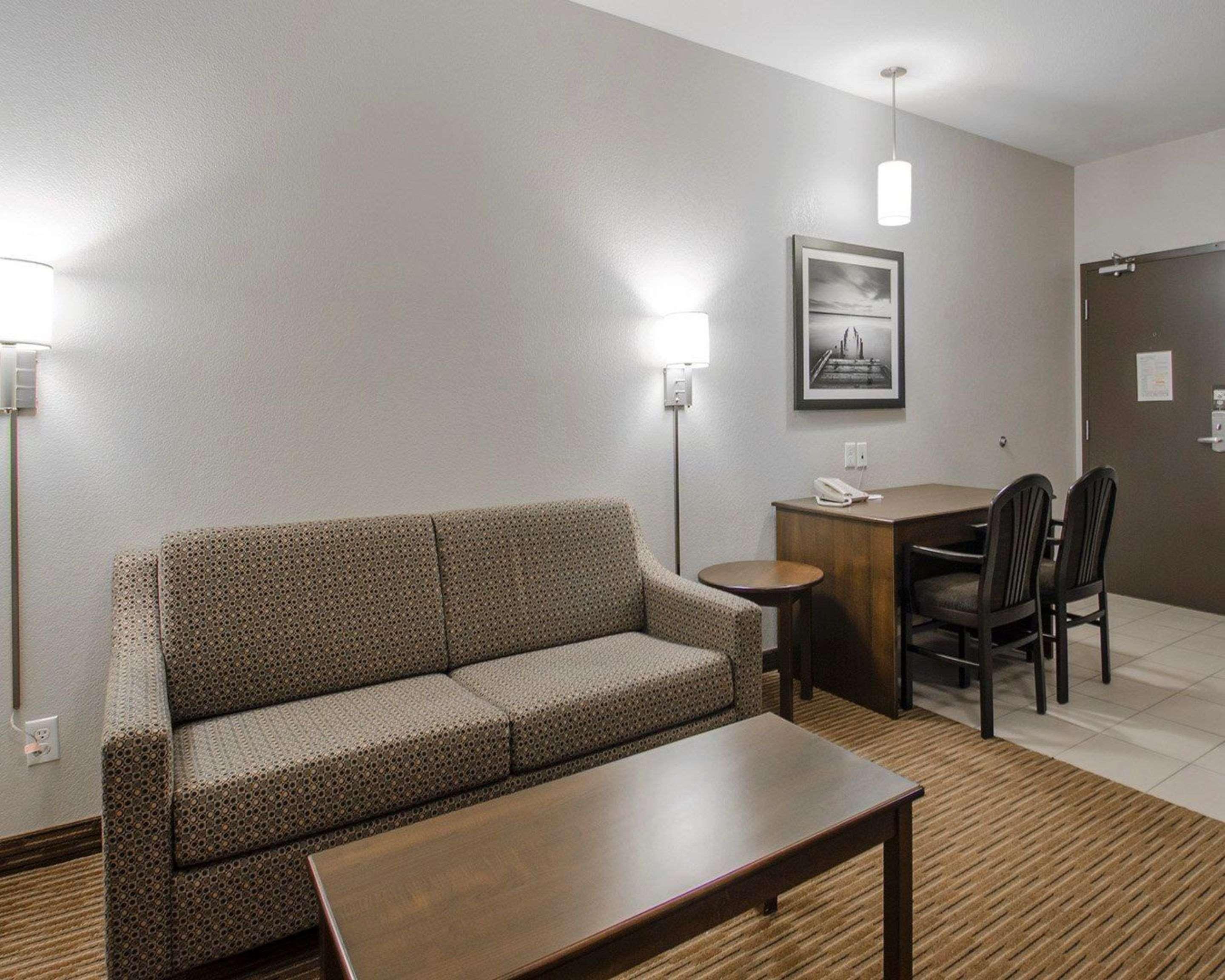 Quality Inn & Suites Estevan Extérieur photo