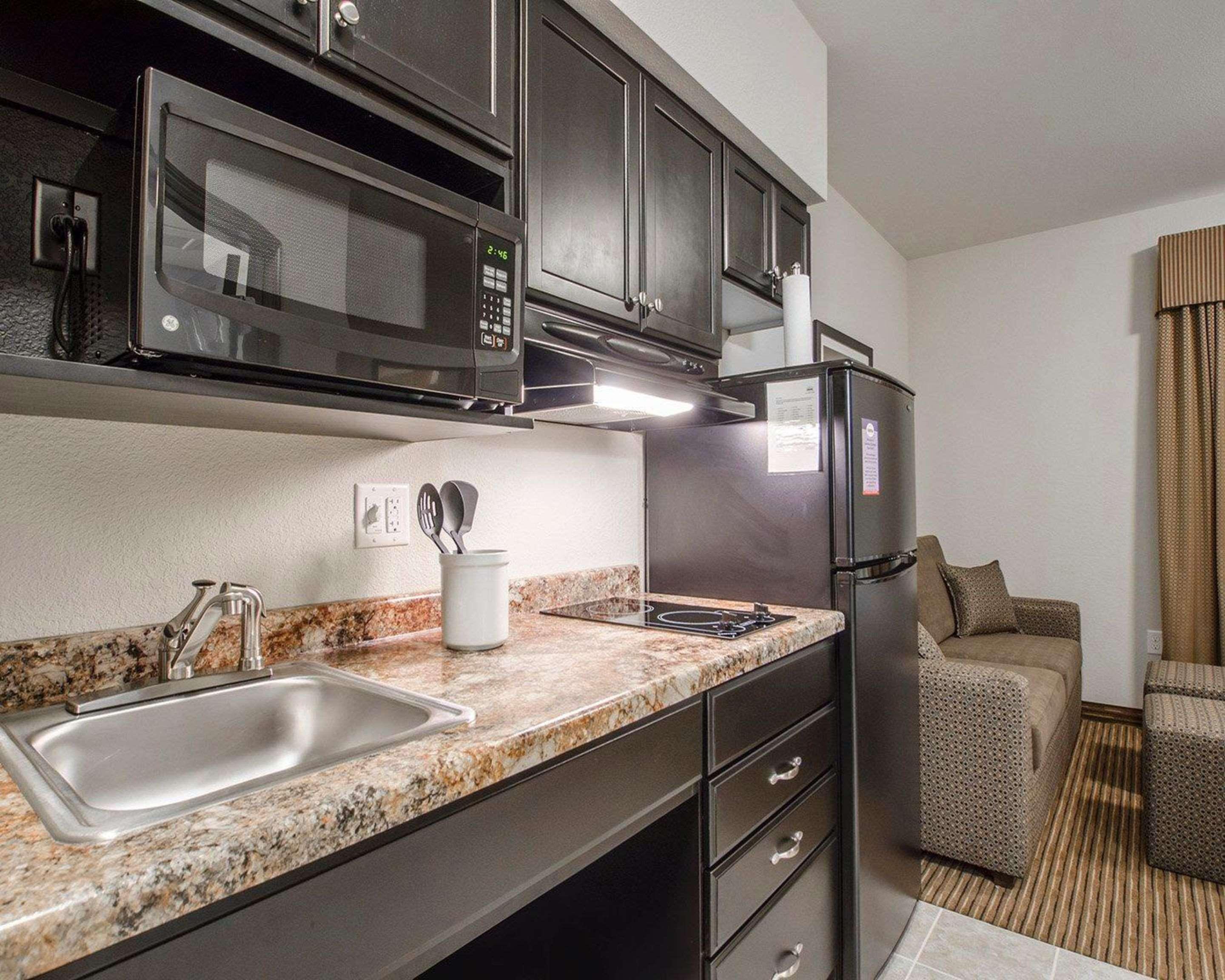 Quality Inn & Suites Estevan Extérieur photo