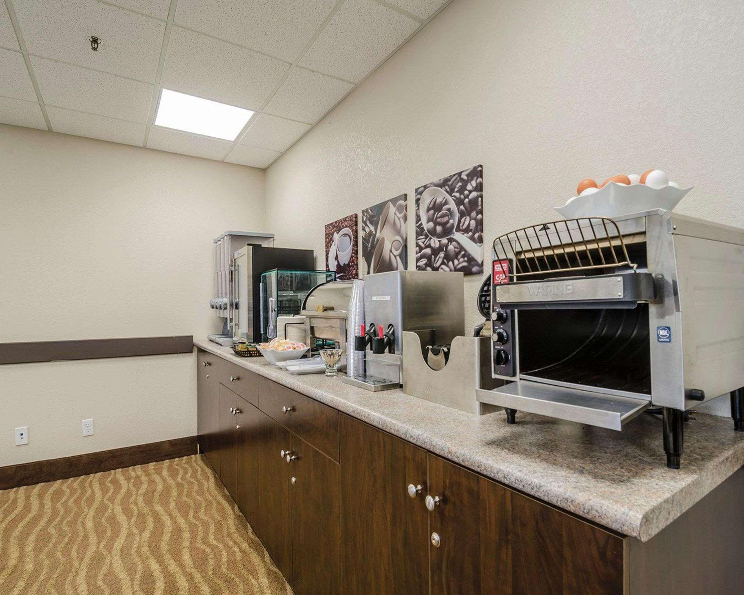 Quality Inn & Suites Estevan Extérieur photo